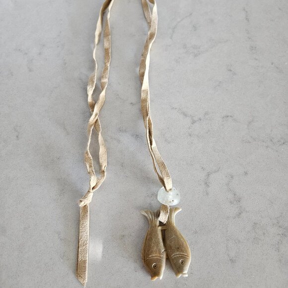 ASIAN NATURAL GREEN & BROWN JADEITE TWO-SIDED FISH PENDANT WITH CHAMOIS NECKLACE - Picture 2 of 16